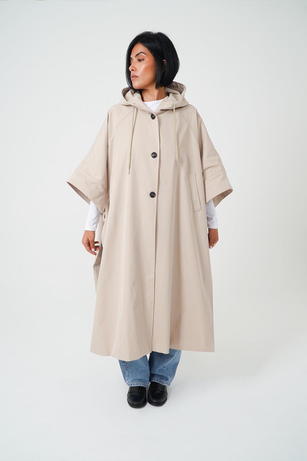 Storymum porte la cape trench Tanger, coloris sable