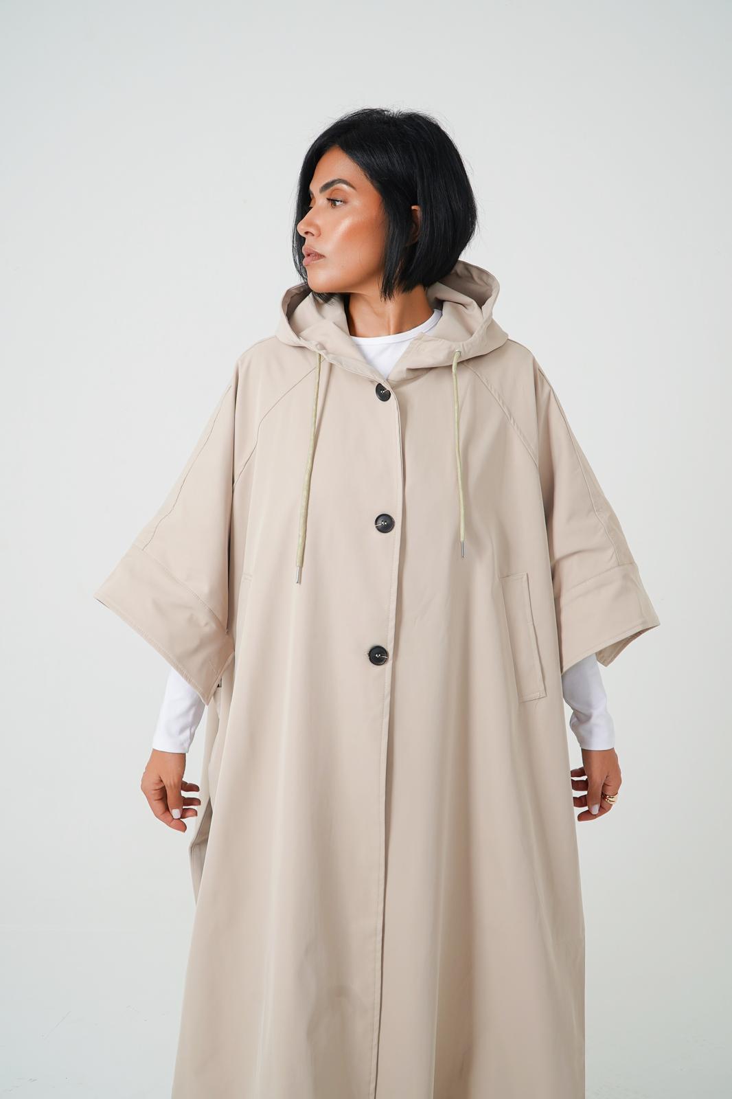 Storymum porte la cape trench Tanger, coloris sable