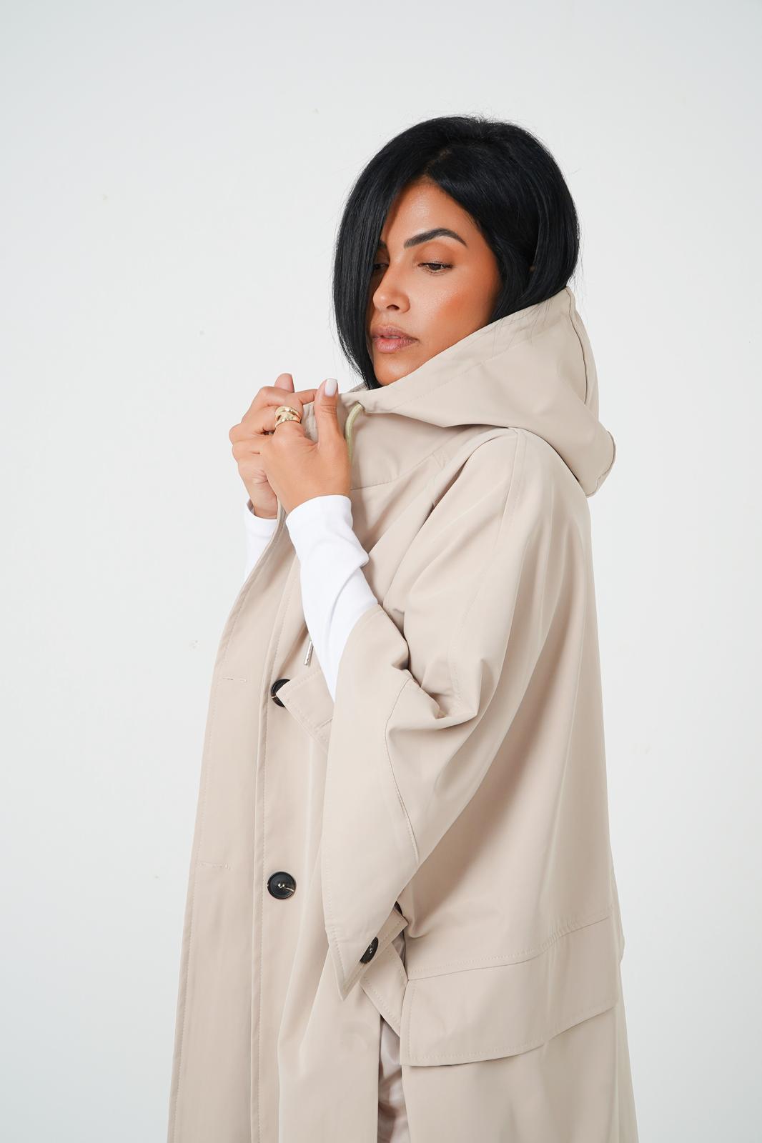 Storymum porte la cape trench Tanger, coloris sable