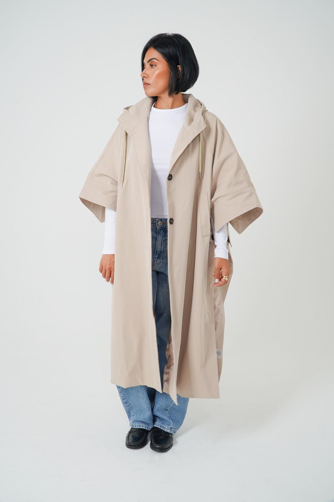Storymum porte la cape trench Tanger, coloris sable