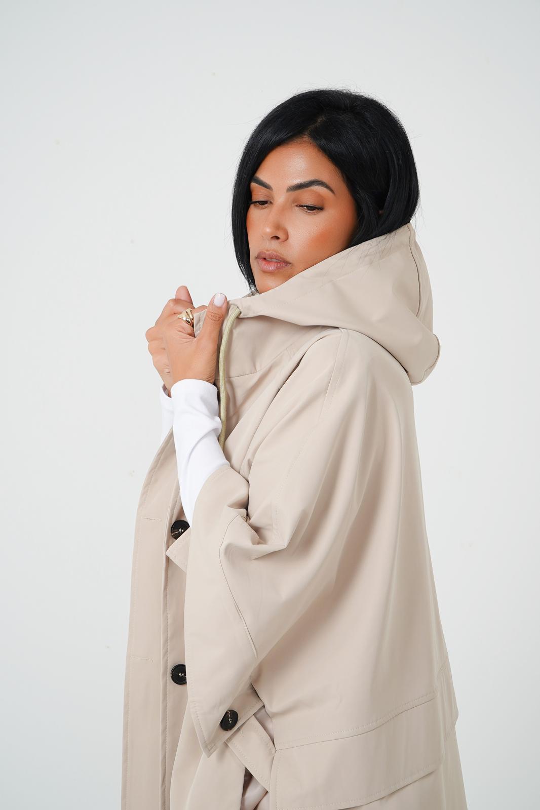 Storymum porte la cape trench Tanger, coloris sable