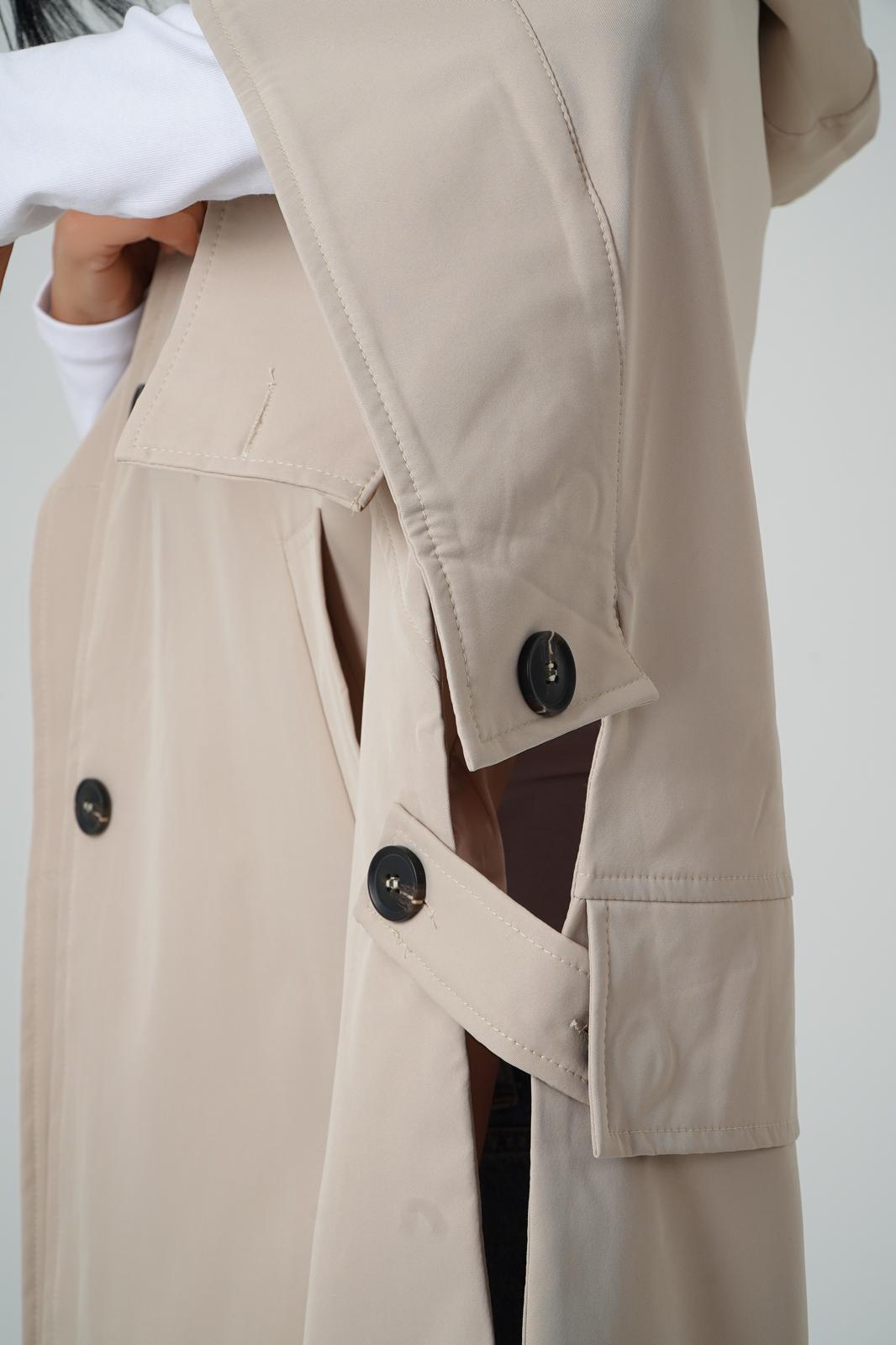 Storymum porte la cape trench Tanger, coloris sable
