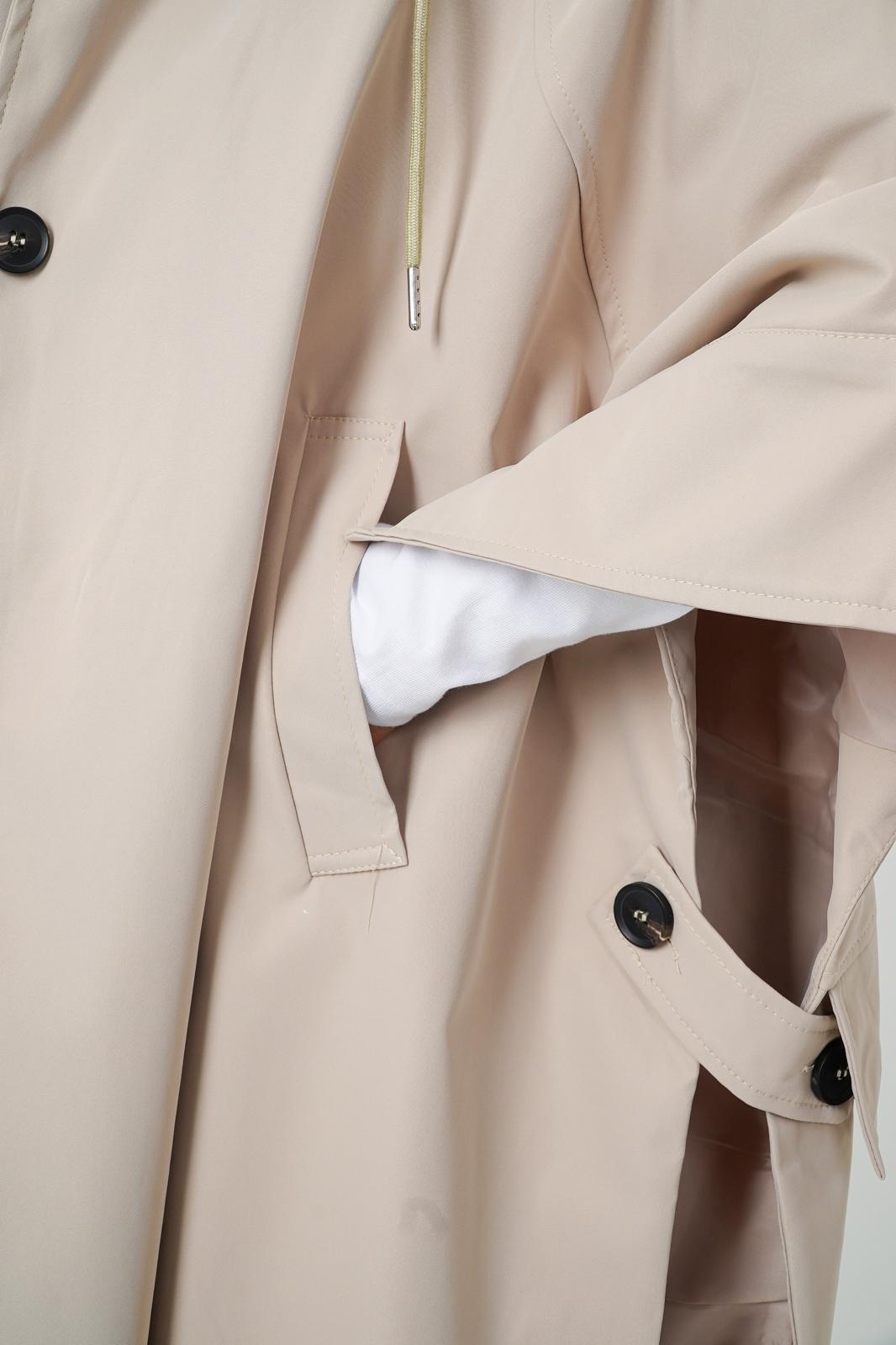 Storymum porte la cape trench Tanger, coloris sable