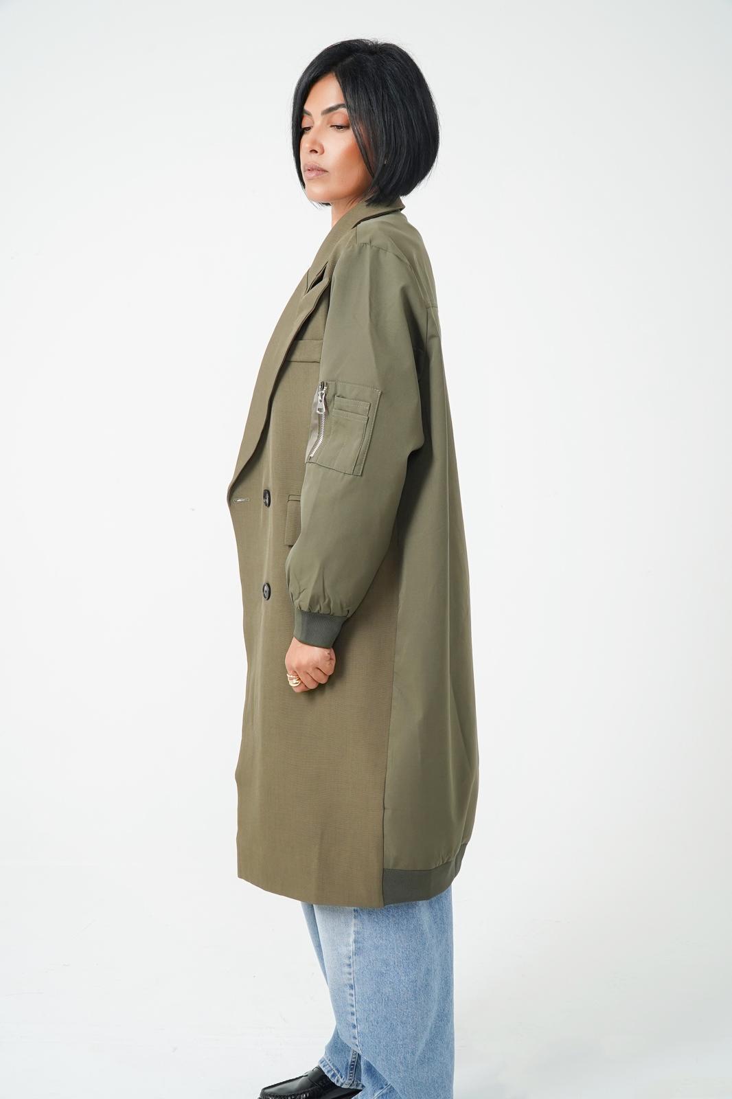 Storymum porte le blazer bomber Orly, coloris army