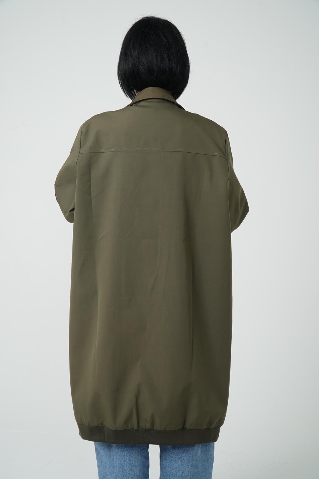Storymum porte le blazer bomber Orly, coloris army