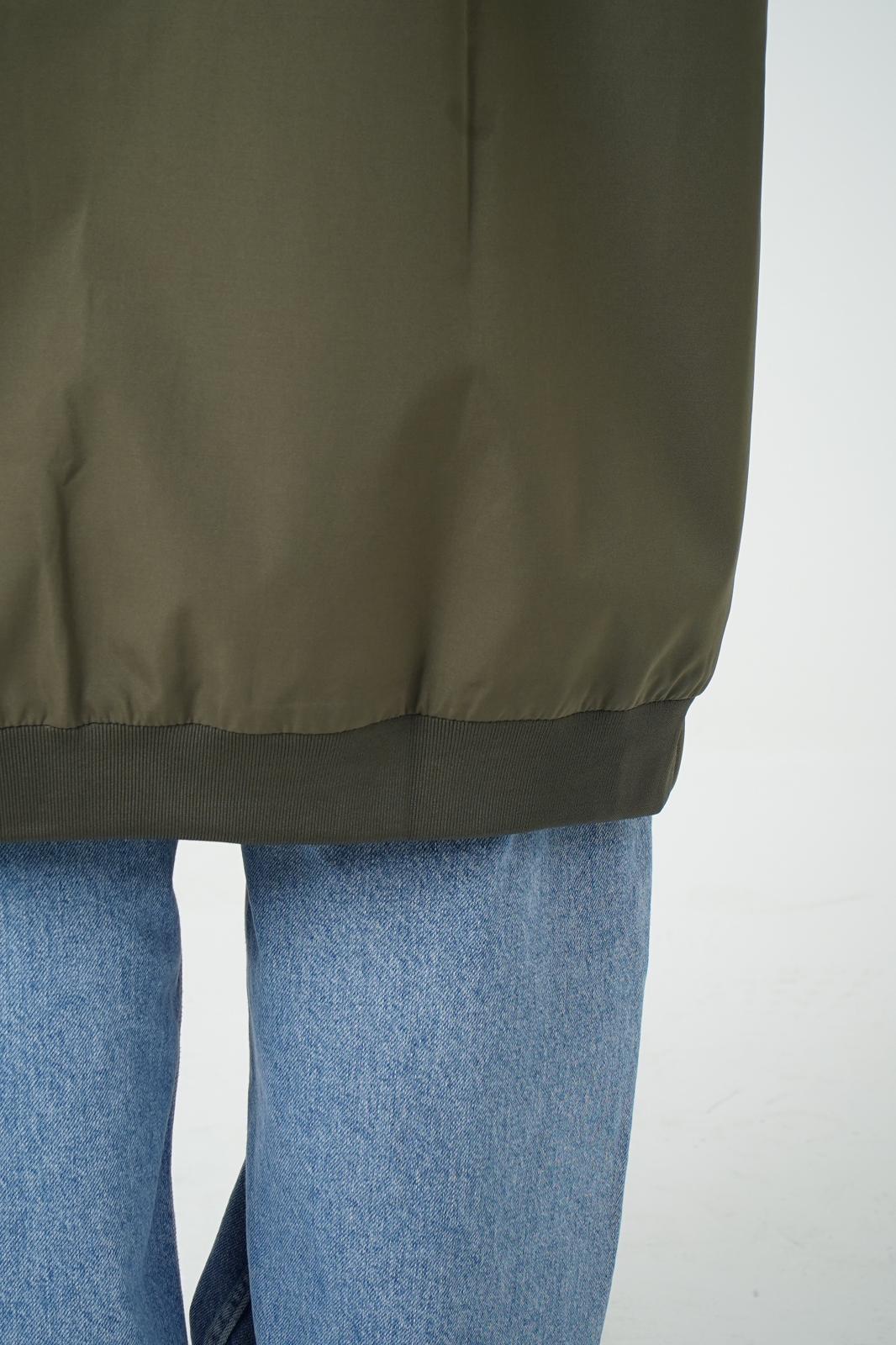 Storymum porte le blazer bomber Orly, coloris army