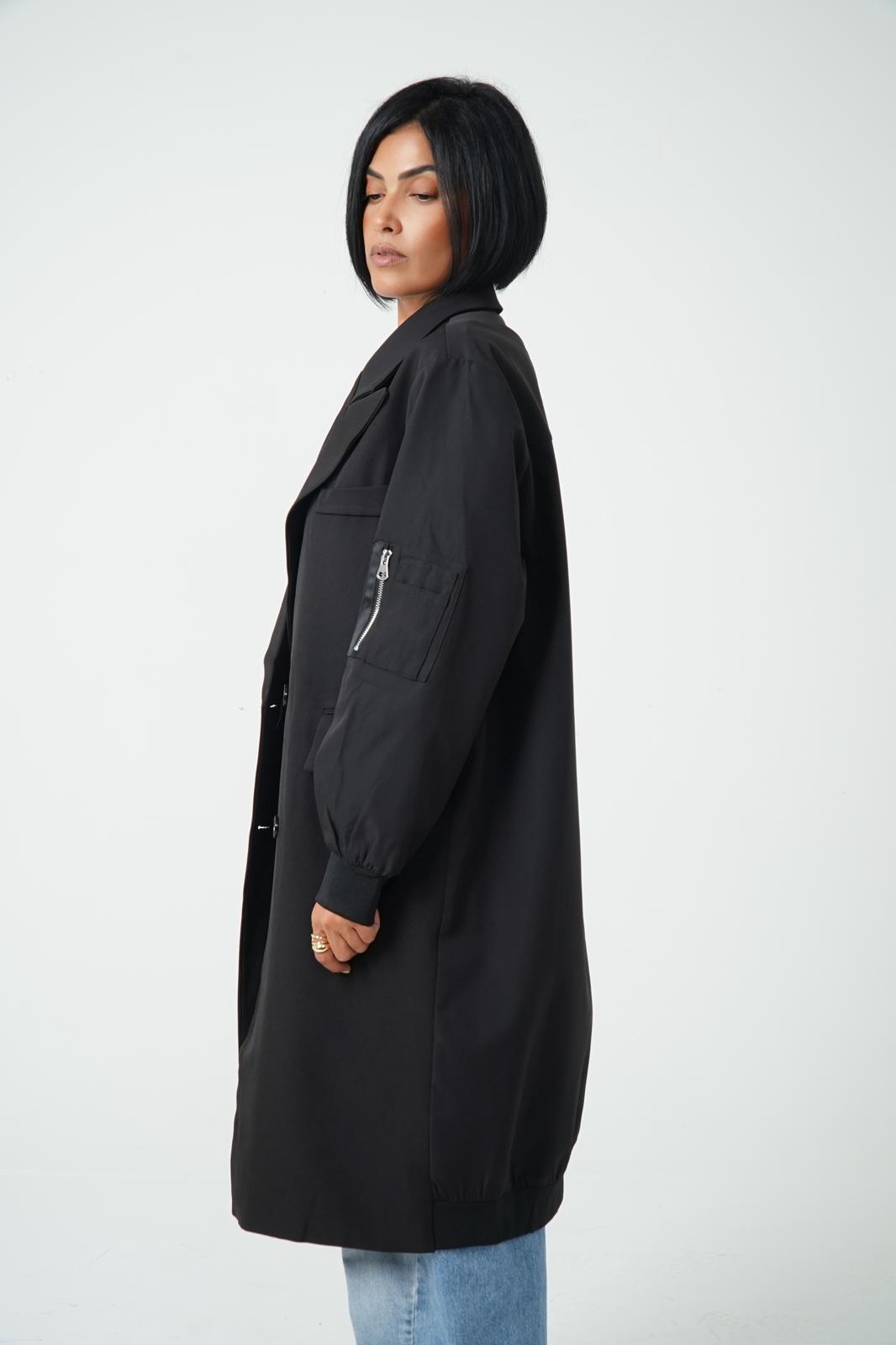 Storymum porte le blazer bomber Orly, coloris noir