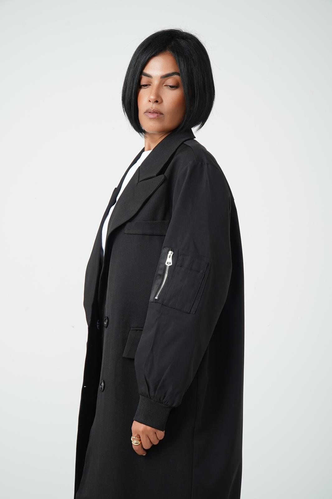 Storymum porte le blazer bomber Orly, coloris noir