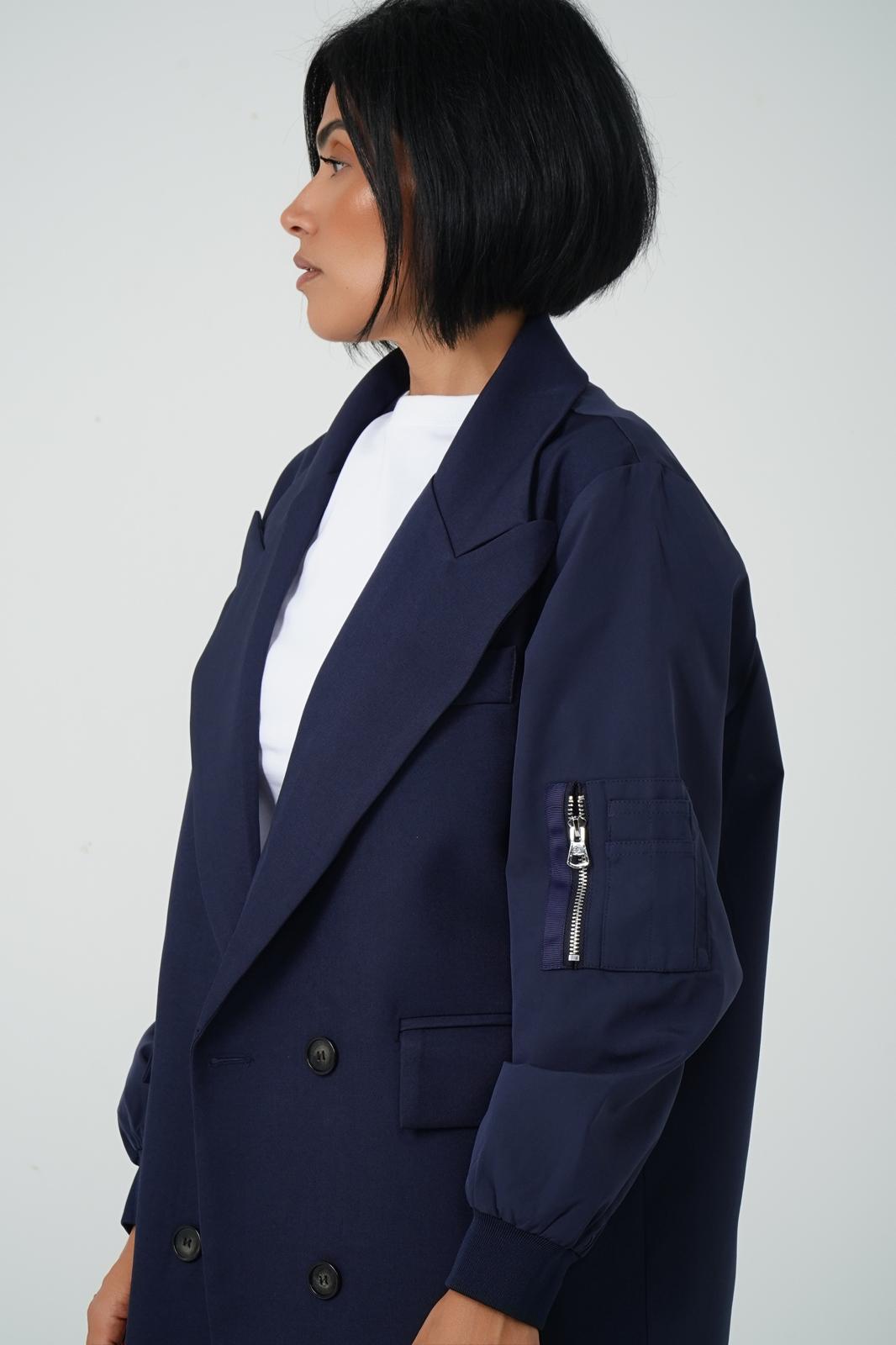 Storymum porte le blazer bomber Orly, coloris navy