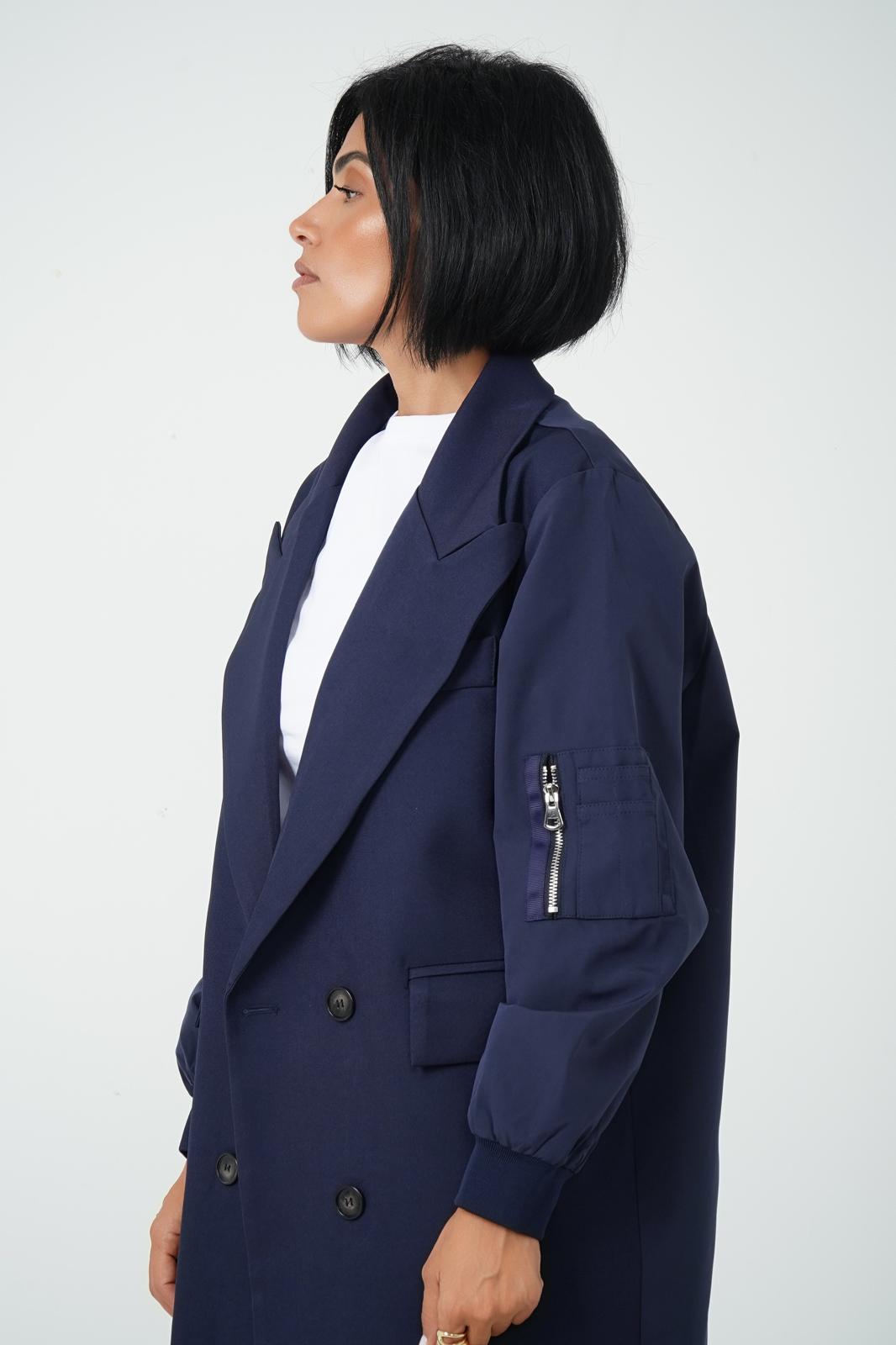 Storymum porte le blazer bomber Orly, coloris navy