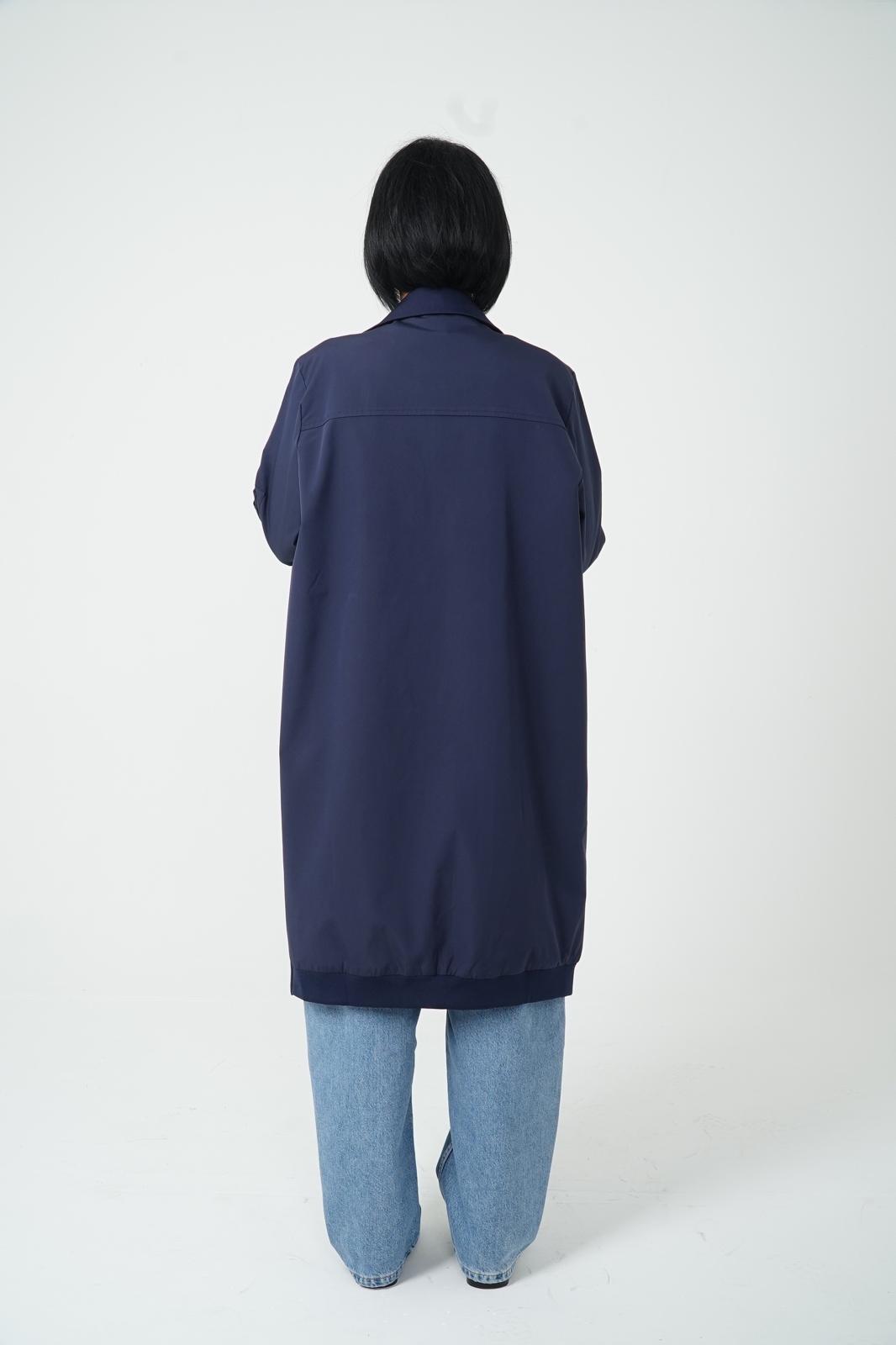 Storymum porte le blazer bomber Orly, coloris navy